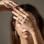 Descubre ideas de diseño para anillos satinados en joyería femenina