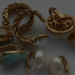 Encuentra conjuntos vintage de joyería de oro y plata